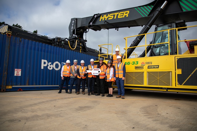 Hyster delivers United Kingdom’s first hydrogen fuel cell-powered ReachStacker to the Port of Tilbury