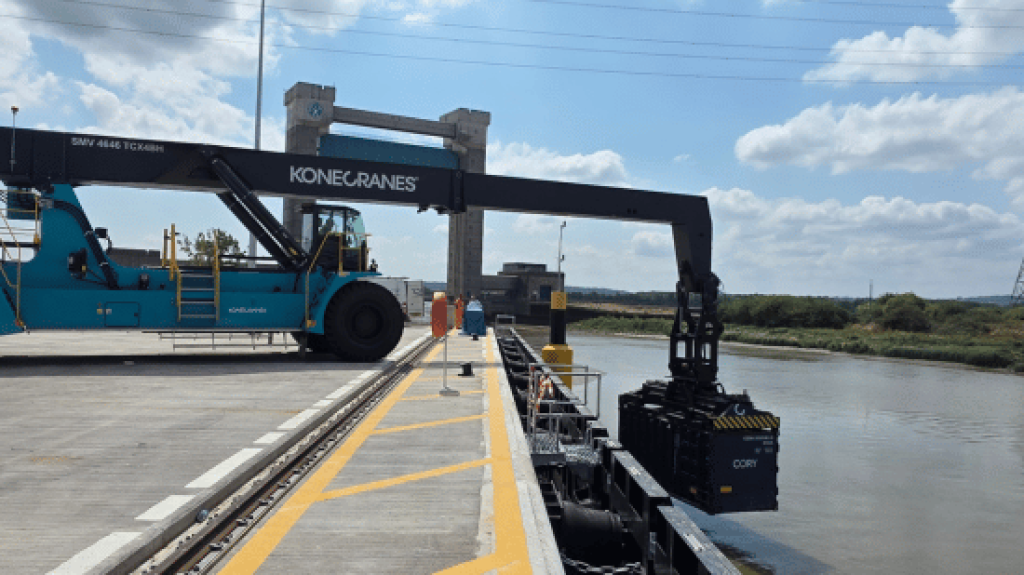 Aprolis Equipment Distribution Delivers One of the UK's Largest Reach Stackers for Landmark River Thames Waste Operation