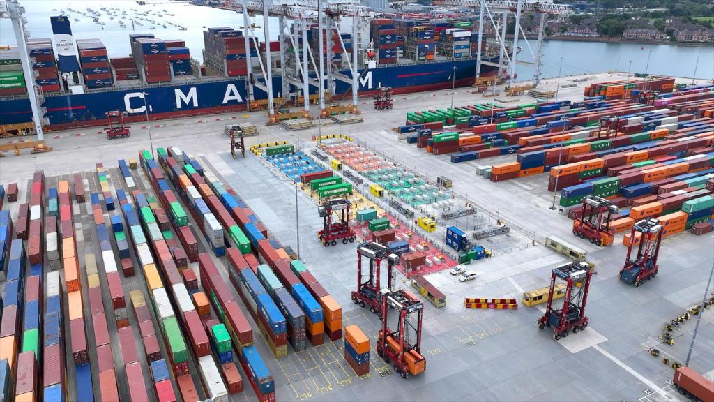 DP World boosts safety with World's first remove pinning station at Southampton hub